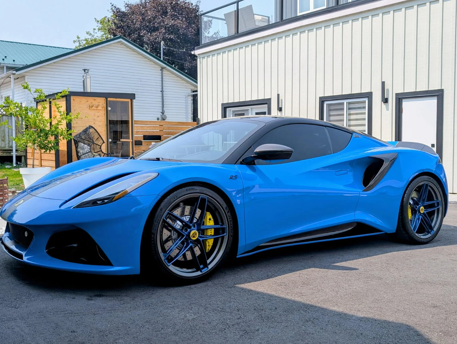 Emira - blue rims.webp