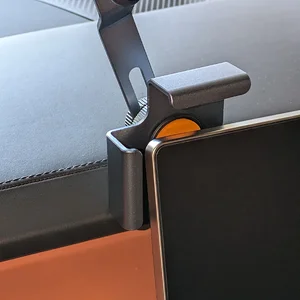 250831-TeslaPhoneMountDoesntFit01.webp