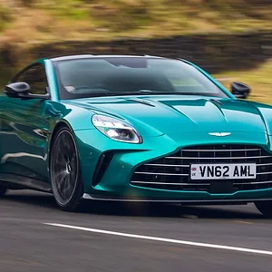 25-aston-martin-vantage-2025-front-driving.webp